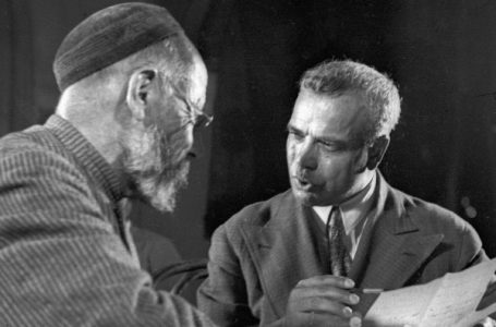 Ïèñàòåëü Àáäóëüêàñèì Ëàõóòè (ñïðàâà) áåñåäóåò ñ íàðîäíûì àêûíîì íà I ñúåçäå ïèñàòåëåé.